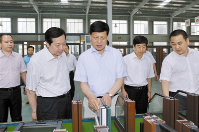 河南省省長謝伏瞻到信陽國際家居產(chǎn)業(yè)小鎮(zhèn)調(diào)研，并參觀了天一美家集團(tuán)信陽天一窗業(yè)