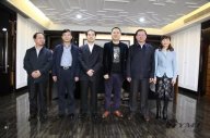 信陽市統(tǒng)戰(zhàn)部部長方波、副市長張明春、招商局局長王亞玲一行來我司參觀指導(dǎo)